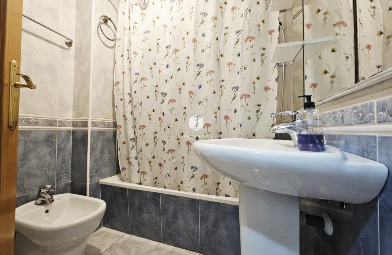 Segunda mano - Apartamento / piso -
Torrevieja - Estacion de autobuses