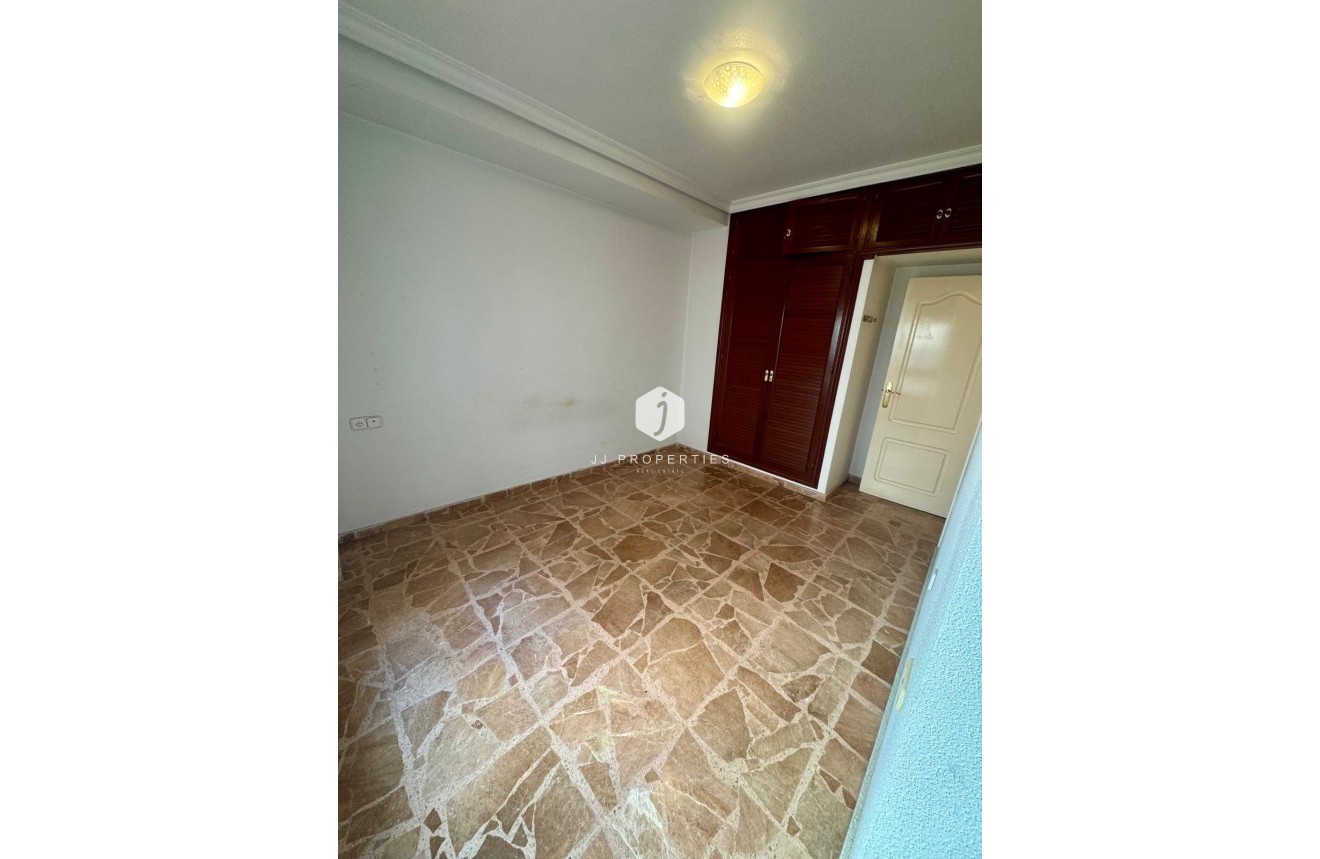 Z drugiej ręki - Mieszkanie w bloku -
Torrevieja - Centro