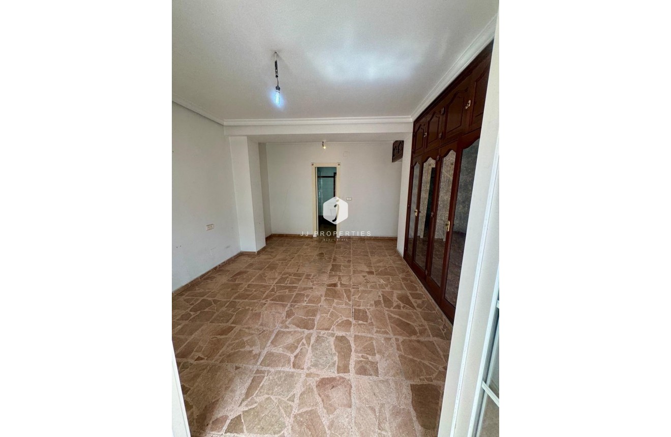 Z drugiej ręki - Mieszkanie w bloku -
Torrevieja - Centro