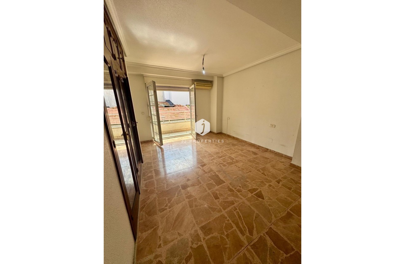 Z drugiej ręki - Mieszkanie w bloku -
Torrevieja - Centro