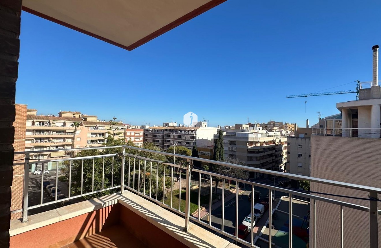 Tweedehands - Appartement / flat -
Torrevieja - Estacion de autobuses
