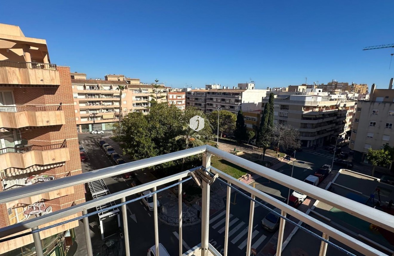 Tweedehands - Appartement / flat -
Torrevieja - Estacion de autobuses