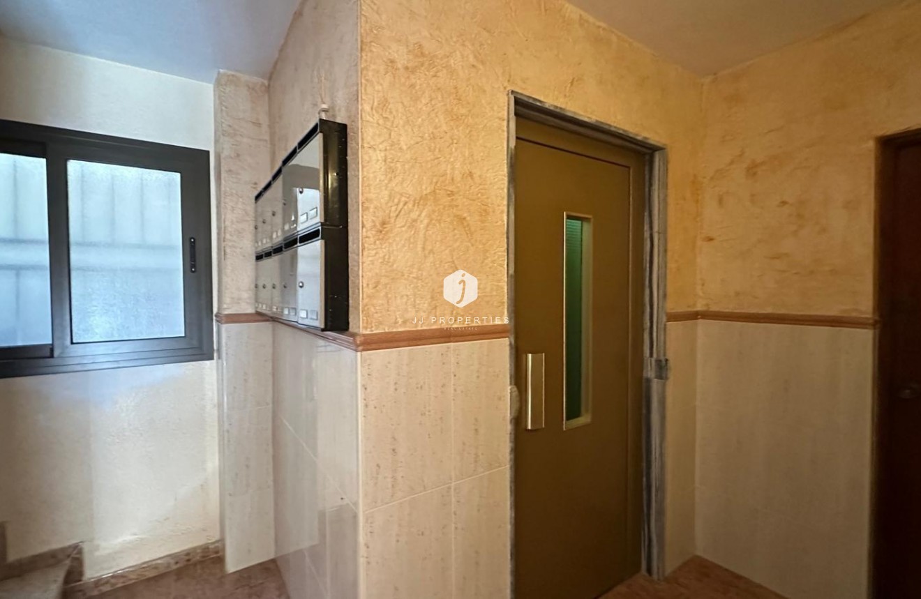 Tweedehands - Appartement / flat -
Torrevieja - Estacion de autobuses