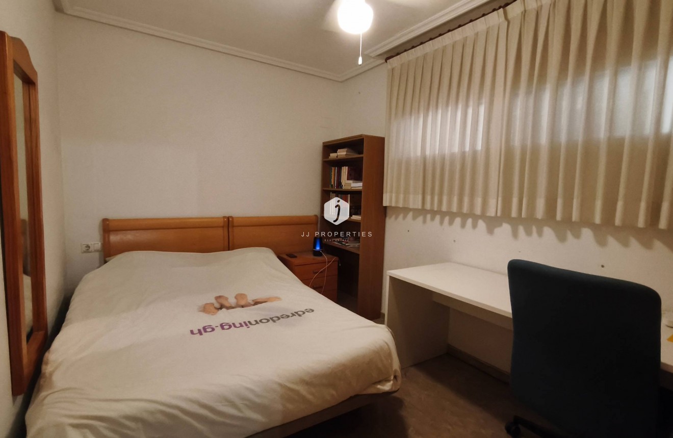 Aus zweiter Hand - Wohnung -
Torrevieja - Estacion de autobuses