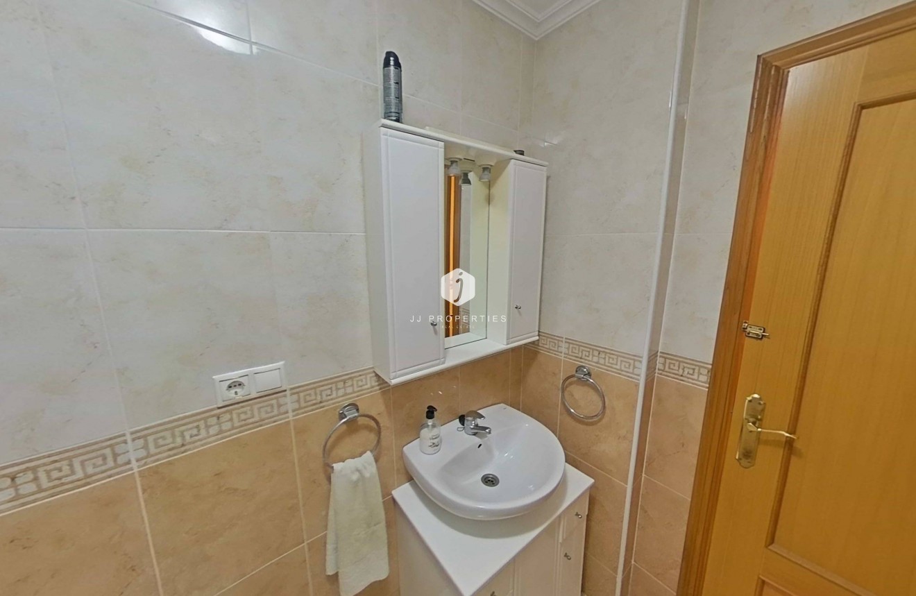 Aus zweiter Hand - Wohnung -
Torrevieja - Estacion de autobuses