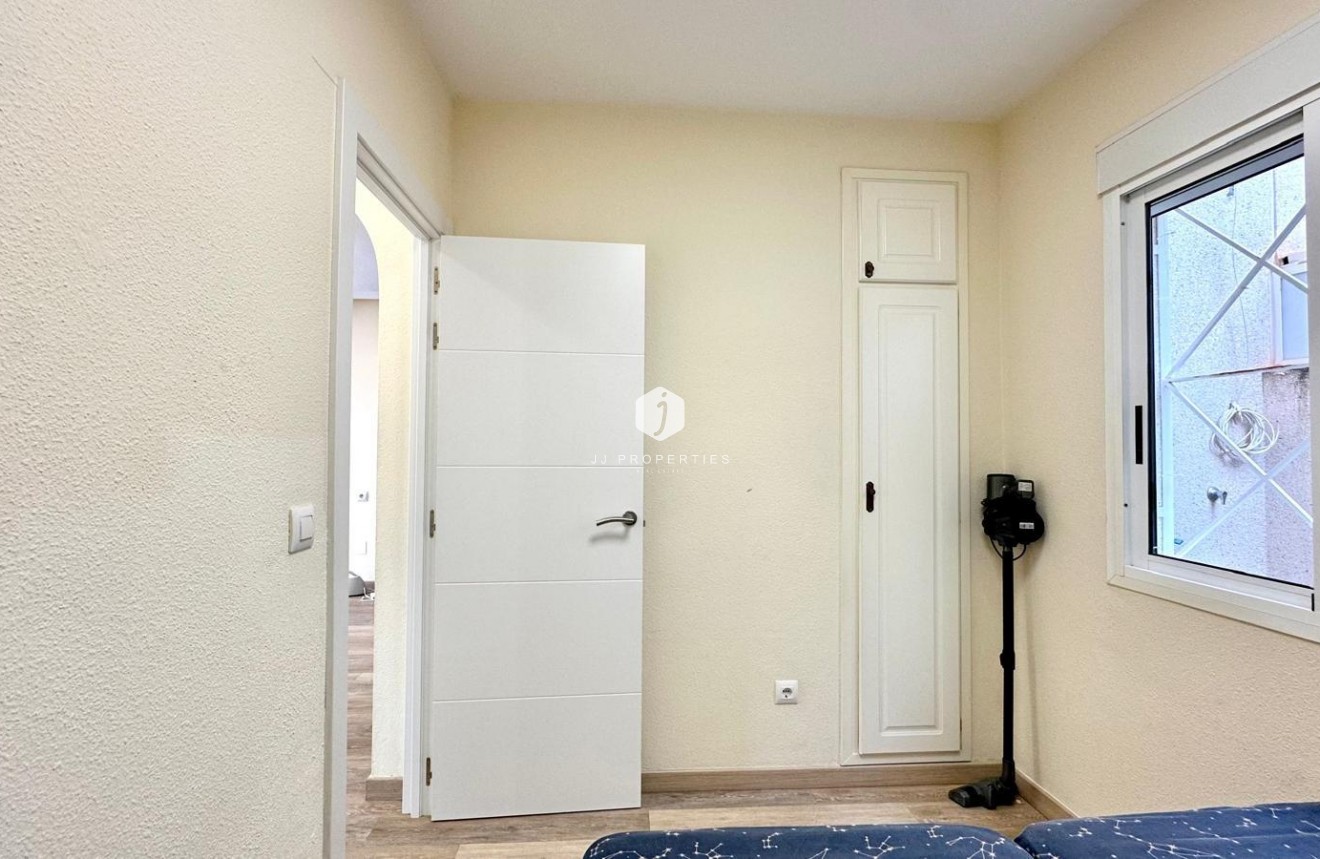 Resale - Bungalow -
Torrevieja - Torreblanca