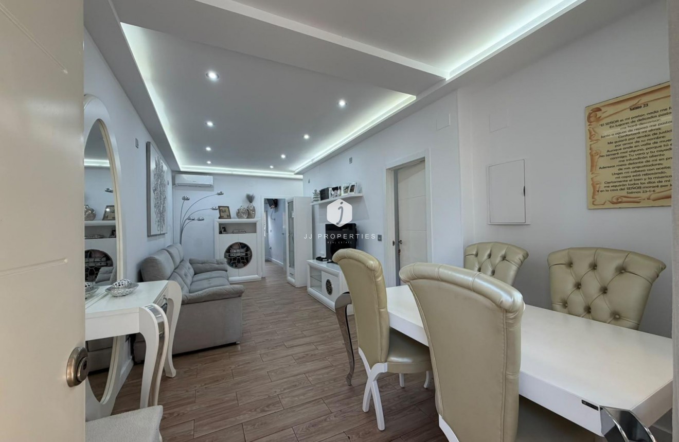 Resale - Chalet -
Torrevieja - Nueva Torrevieja