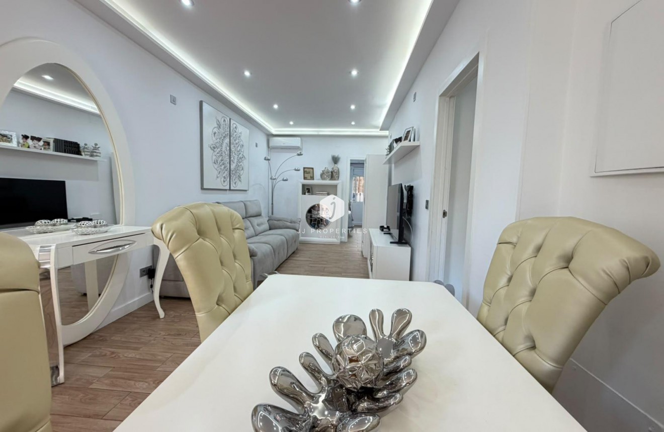 Resale - Chalet -
Torrevieja - Nueva Torrevieja