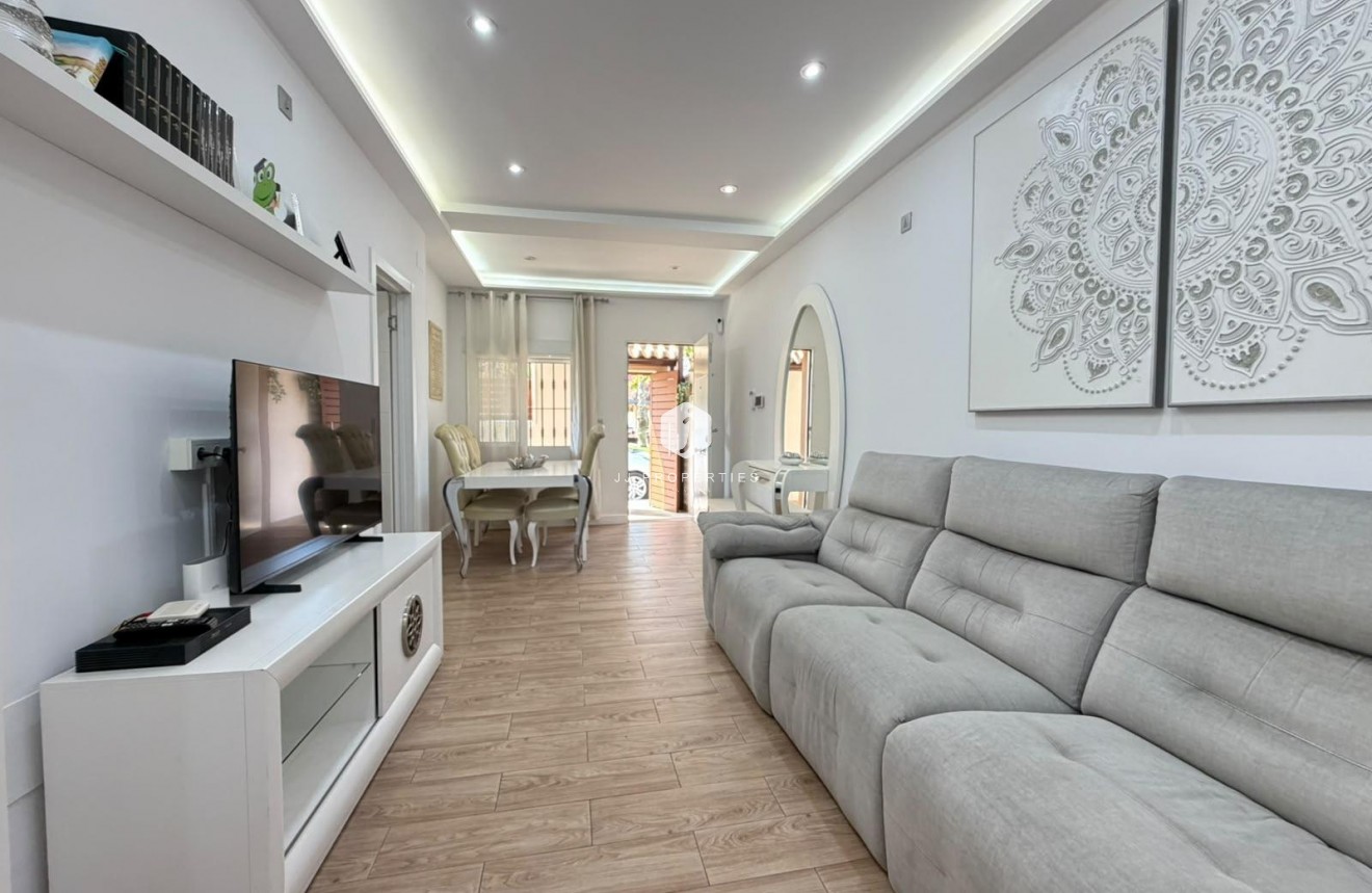 Resale - Chalet -
Torrevieja - Nueva Torrevieja