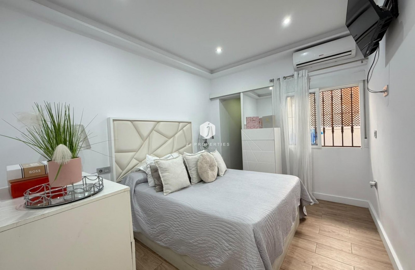 Resale - Chalet -
Torrevieja - Nueva Torrevieja