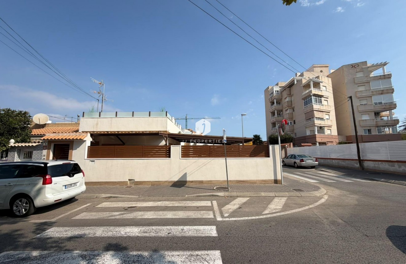 Resale - Chalet -
Torrevieja - Nueva Torrevieja