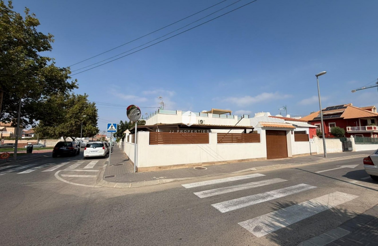 Resale - Chalet -
Torrevieja - Nueva Torrevieja