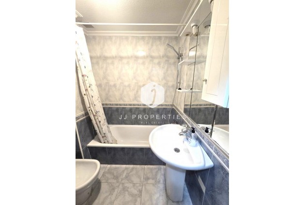 Resale - Apartment / flat -
Torrevieja - Las Piscinas Naturales