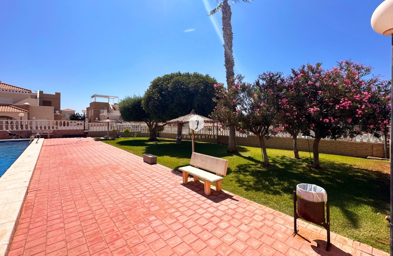 Resale - Bungalow -
Torrevieja - Costa Blanca