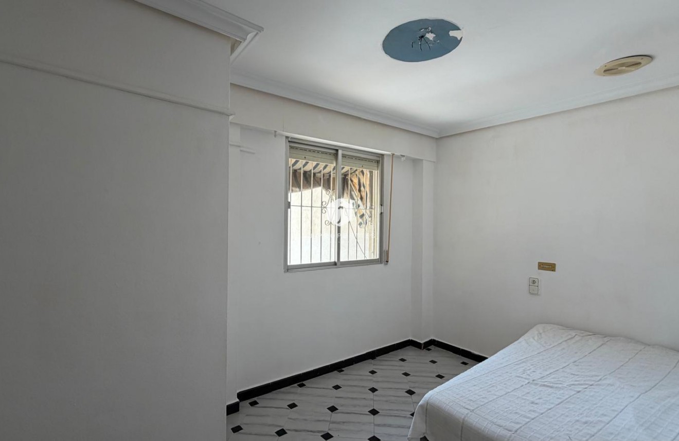 Z drugiej ręki - Mieszkanie w bloku -
Torrevieja - Centro