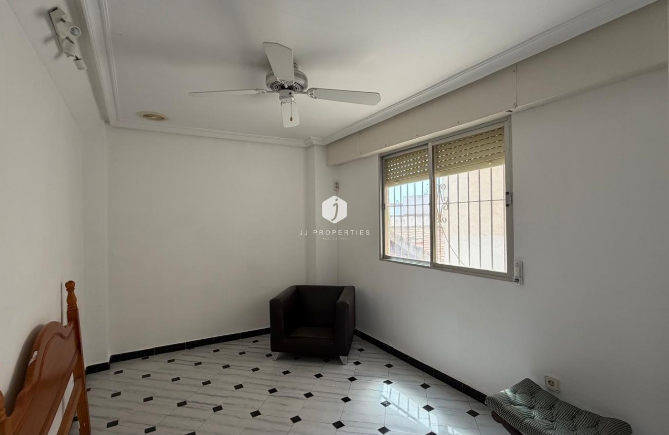 Z drugiej ręki - Mieszkanie w bloku -
Torrevieja - Centro