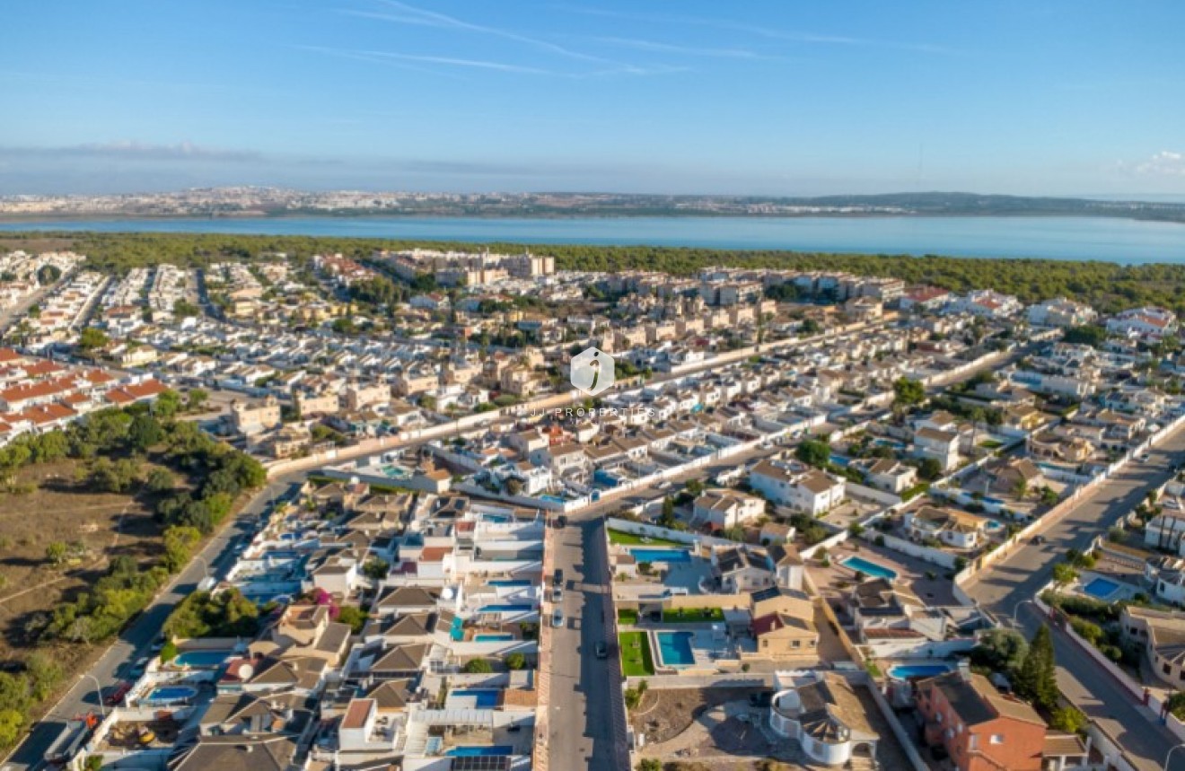 Resale - Villa -
Torrevieja - Costa Blanca