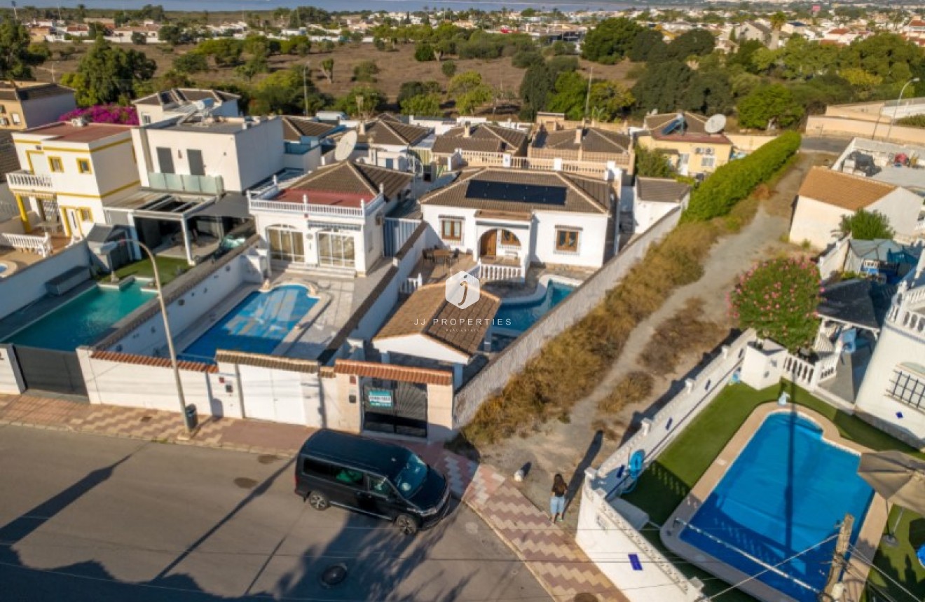 D'occasion - Villa -
Torrevieja - Costa Blanca