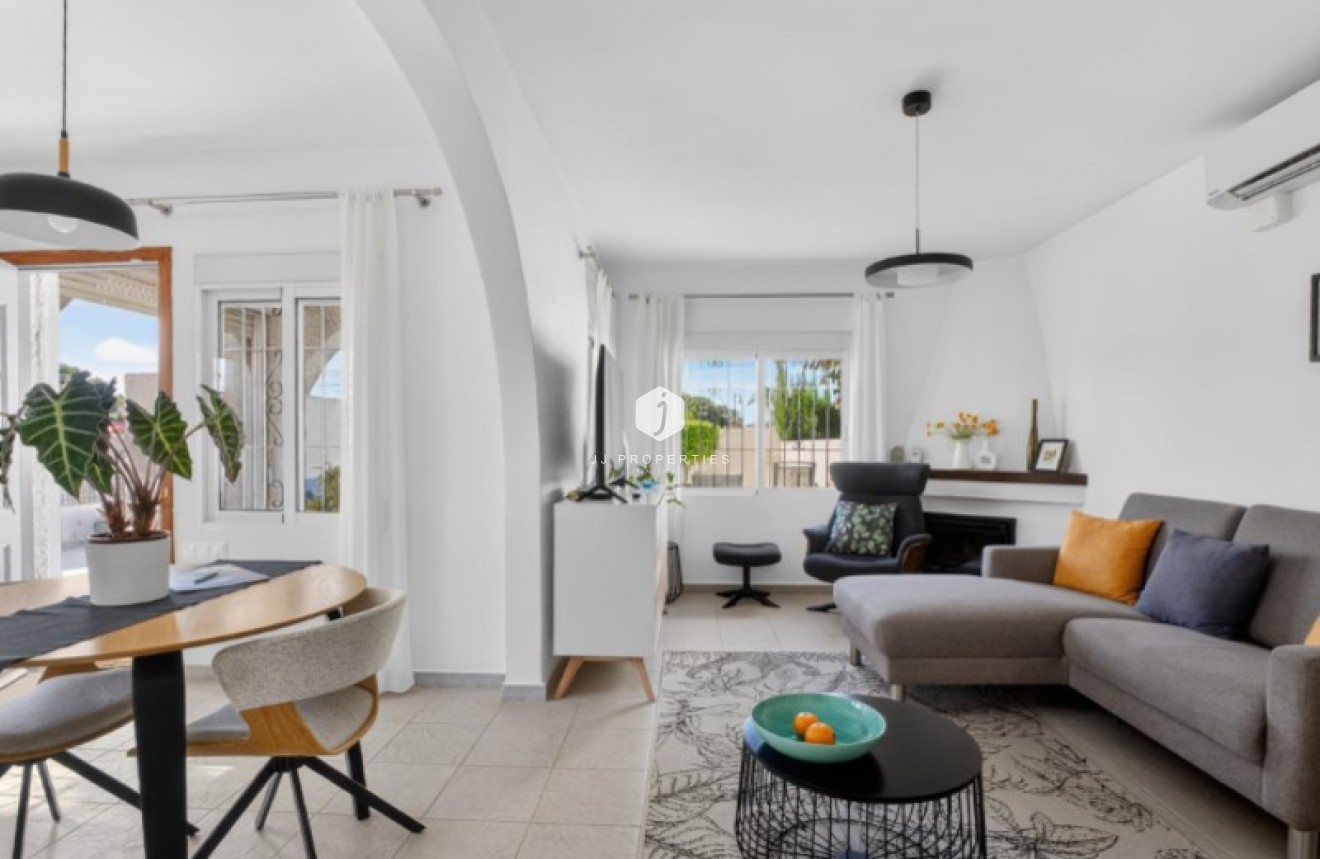 D'occasion - Villa -
Torrevieja - Costa Blanca