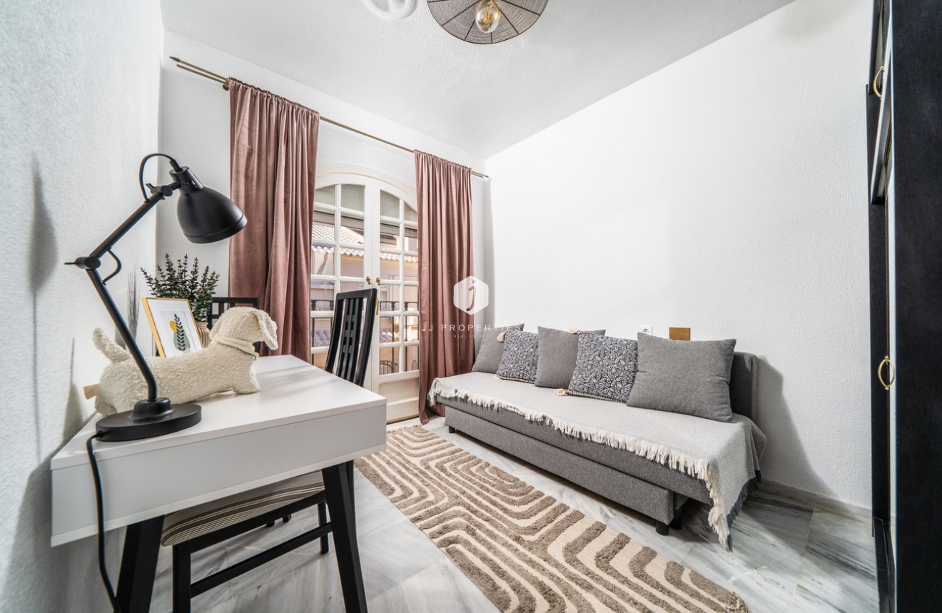 Resale - Apartment / flat -
Torrevieja - aguas nuevas