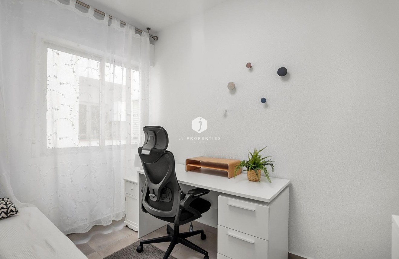Resale - Apartment / flat -
Torrevieja - Playa de los Locos