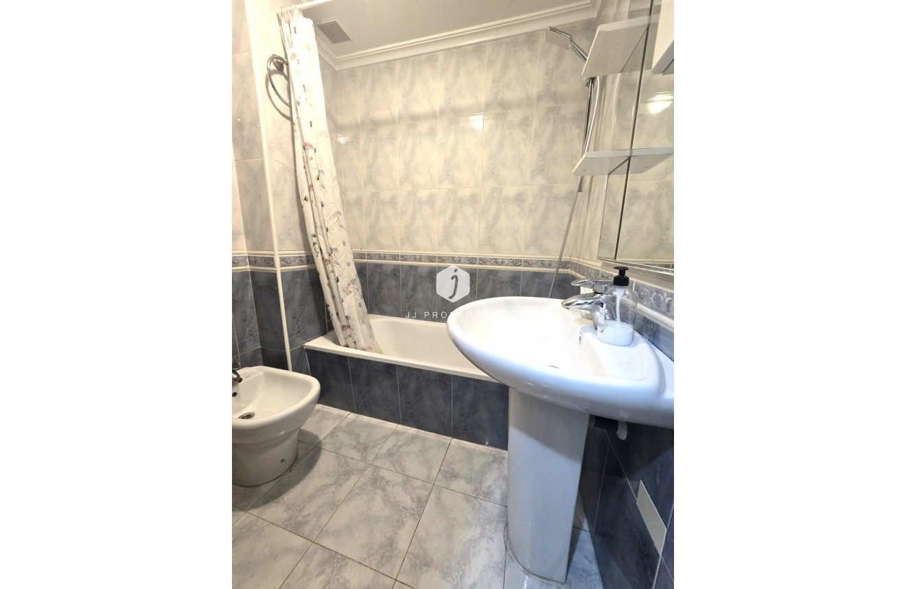 D'occasion - Appartement -
Torrevieja - Las Piscinas Naturales