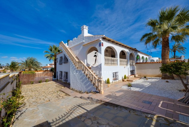Resale - Villa -
Torrevieja - La Siesta - El Salado - Torreta