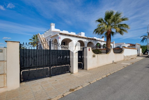 Resale - Villa -
Torrevieja - La Siesta - El Salado - Torreta