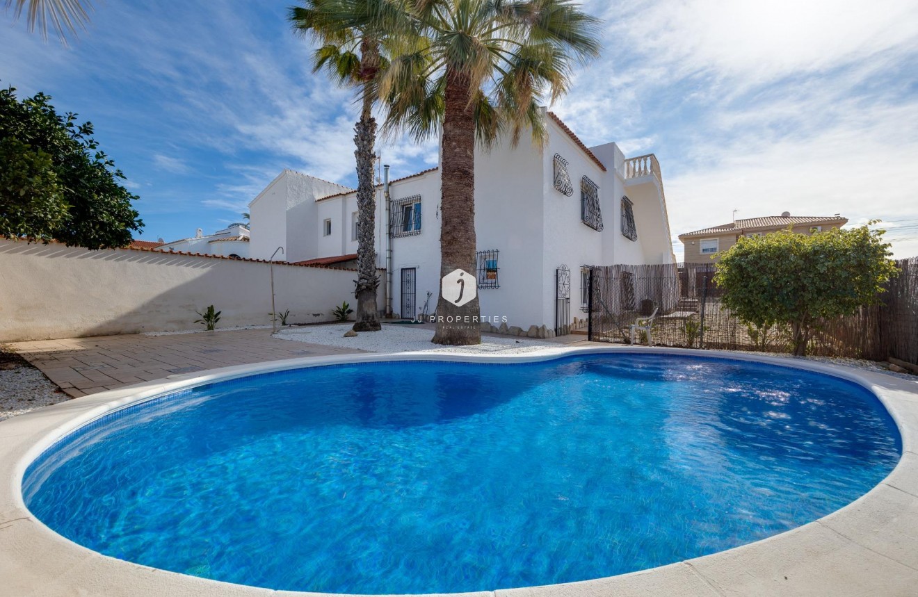 Resale - Villa -
Torrevieja - La Siesta - El Salado - Torreta