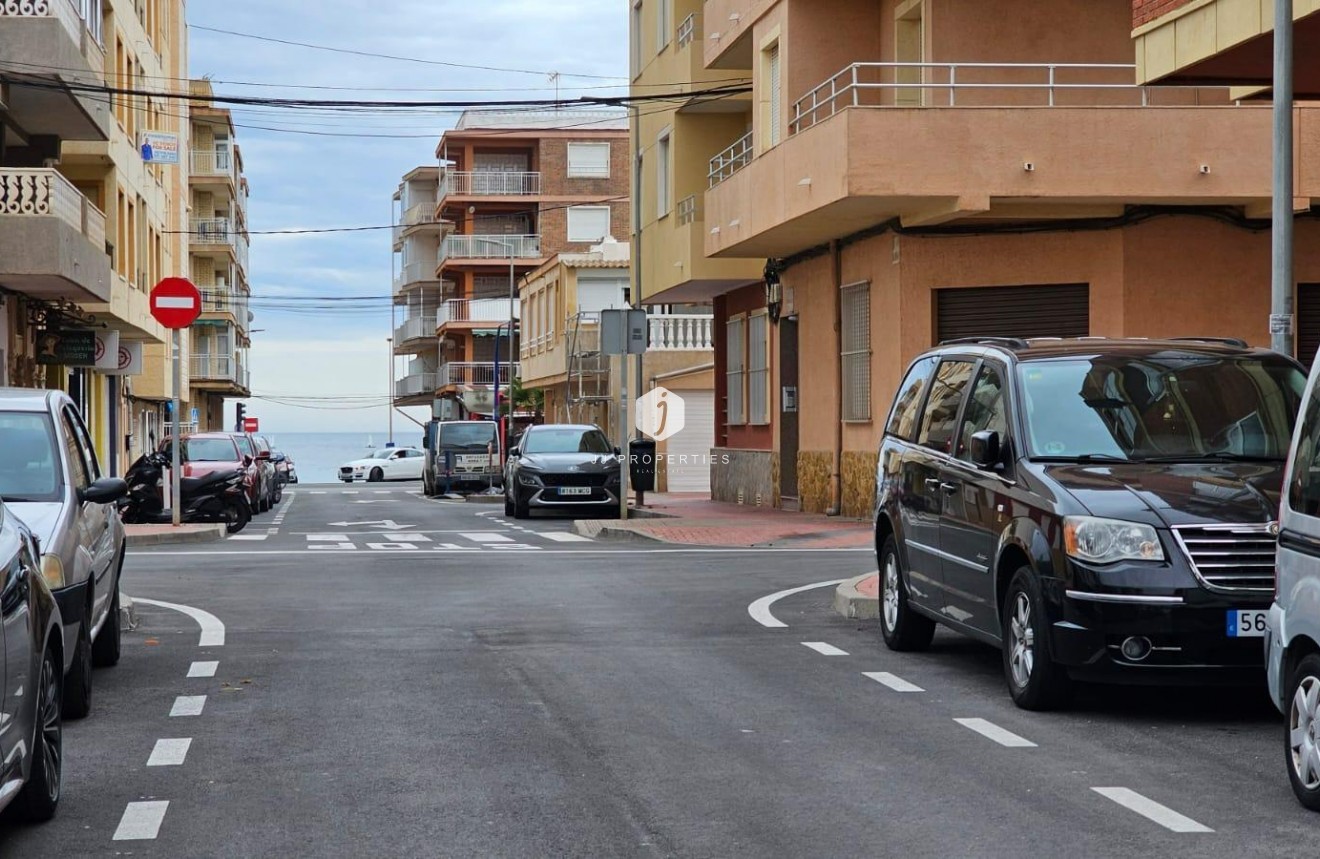 Z drugiej ręki - Mieszkanie w bloku -
Torrevieja - Playa de los Naufragos