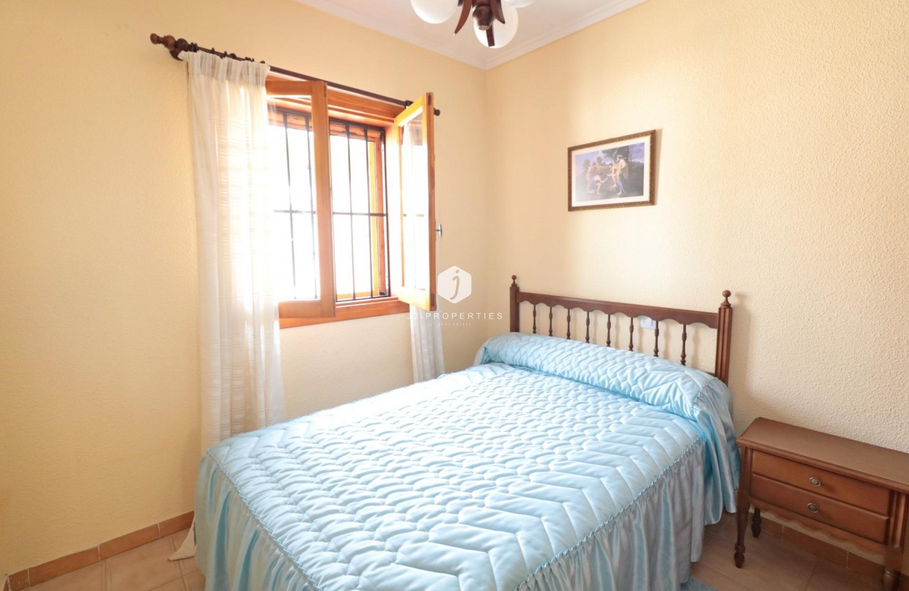 Resale - Chalet -
Torrevieja - Playa de los Naufragos