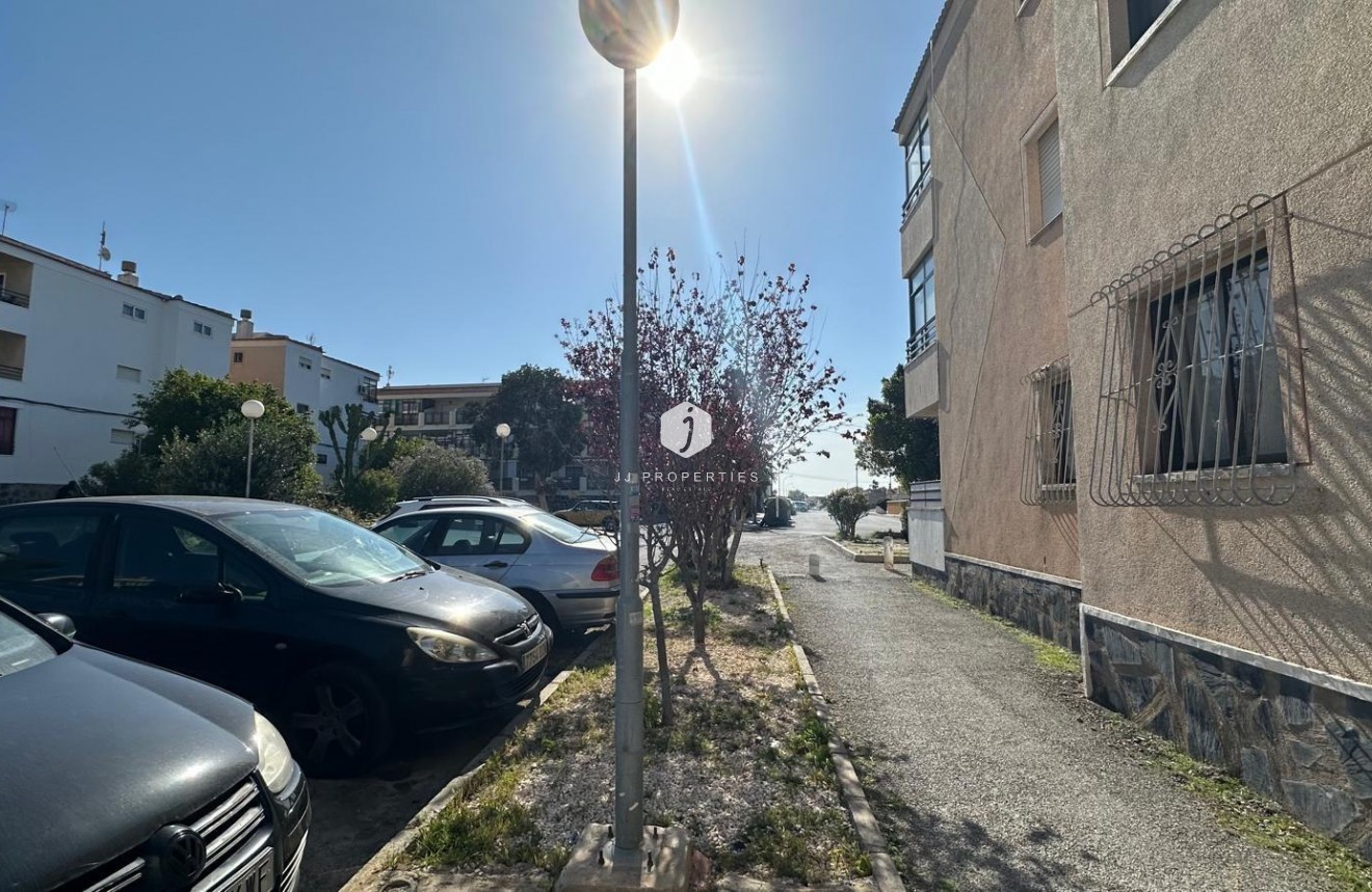 Resale - Apartment / flat -
Torrevieja - La Siesta - El Salado - Torreta