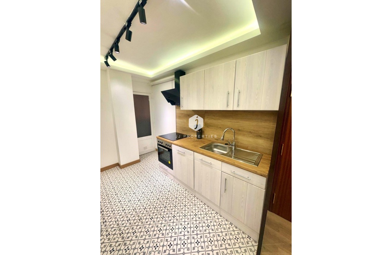 D'occasion - Appartement -
Torrevieja - Centro - Muelle Pesquero