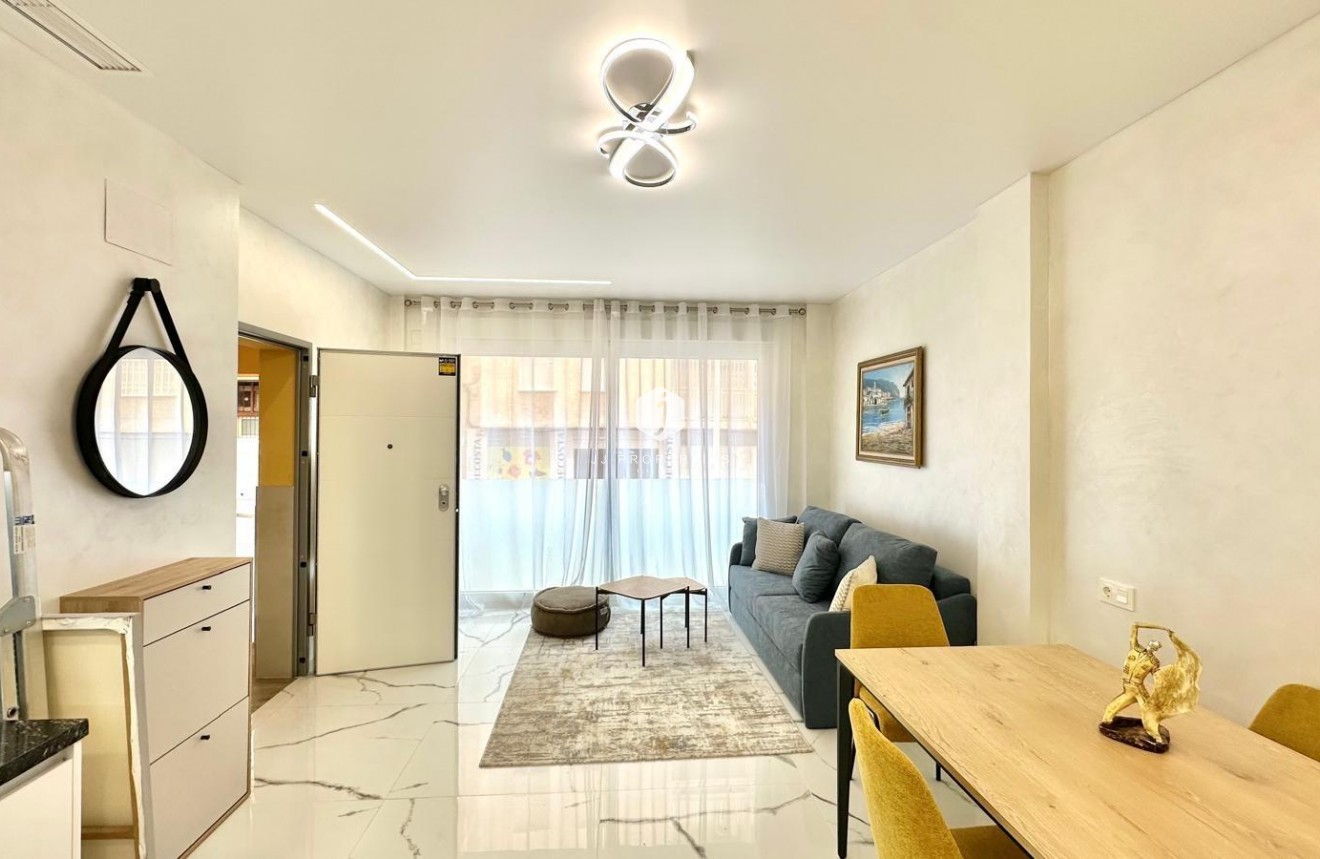 Resale - Apartment / flat -
Torrevieja - Playa del Cura