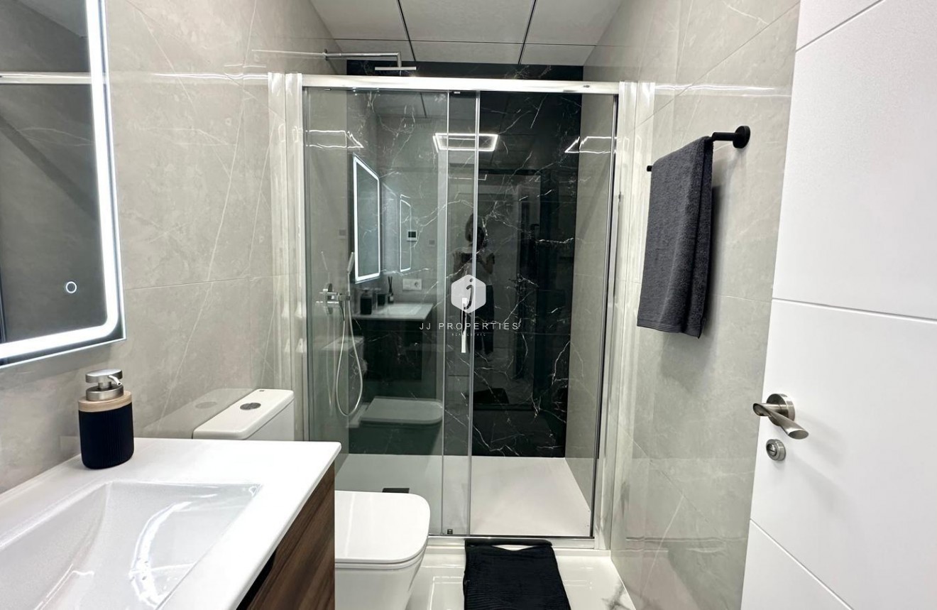 Resale - Apartment / flat -
Torrevieja - Playa del Cura