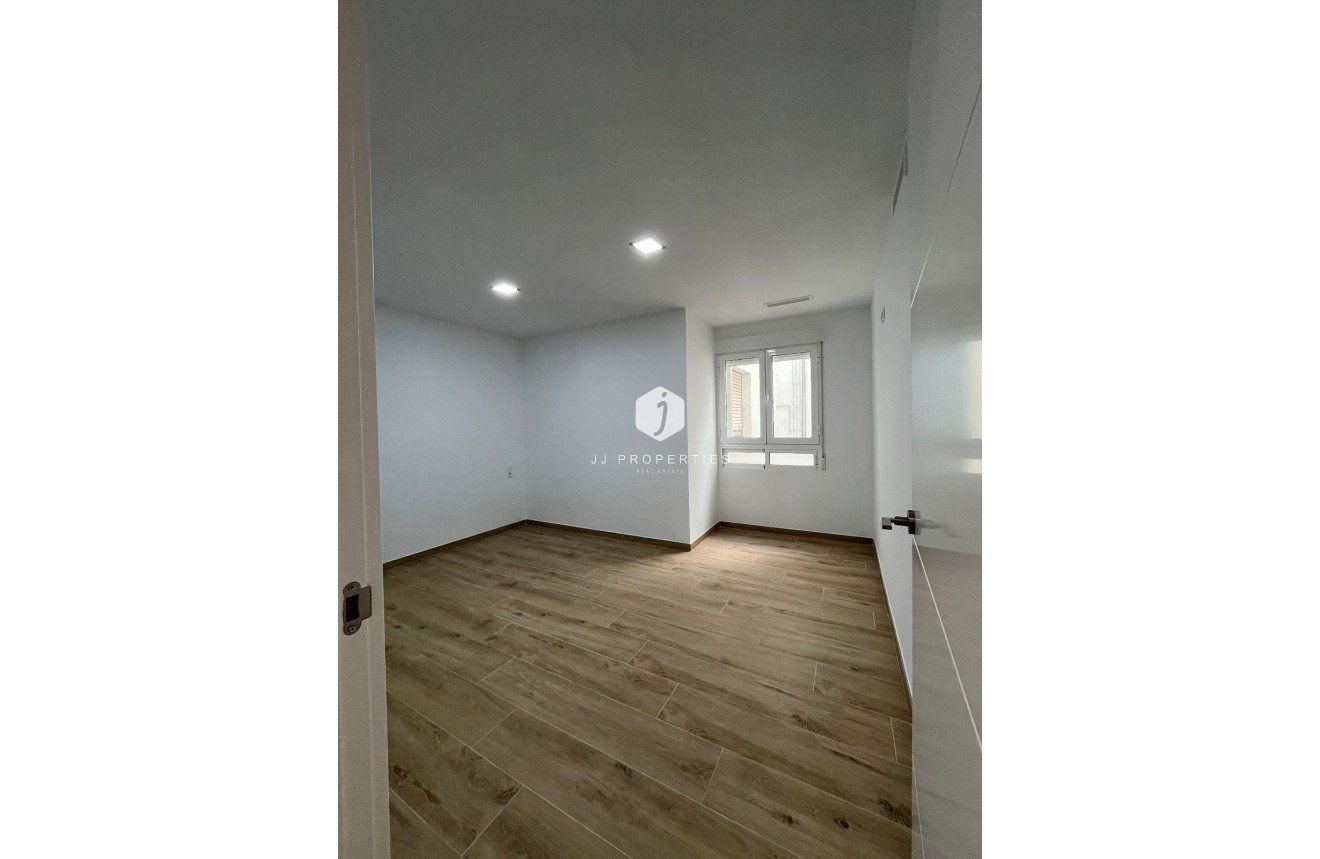 Tweedehands - Appartement / flat -
Torrevieja - La Mata