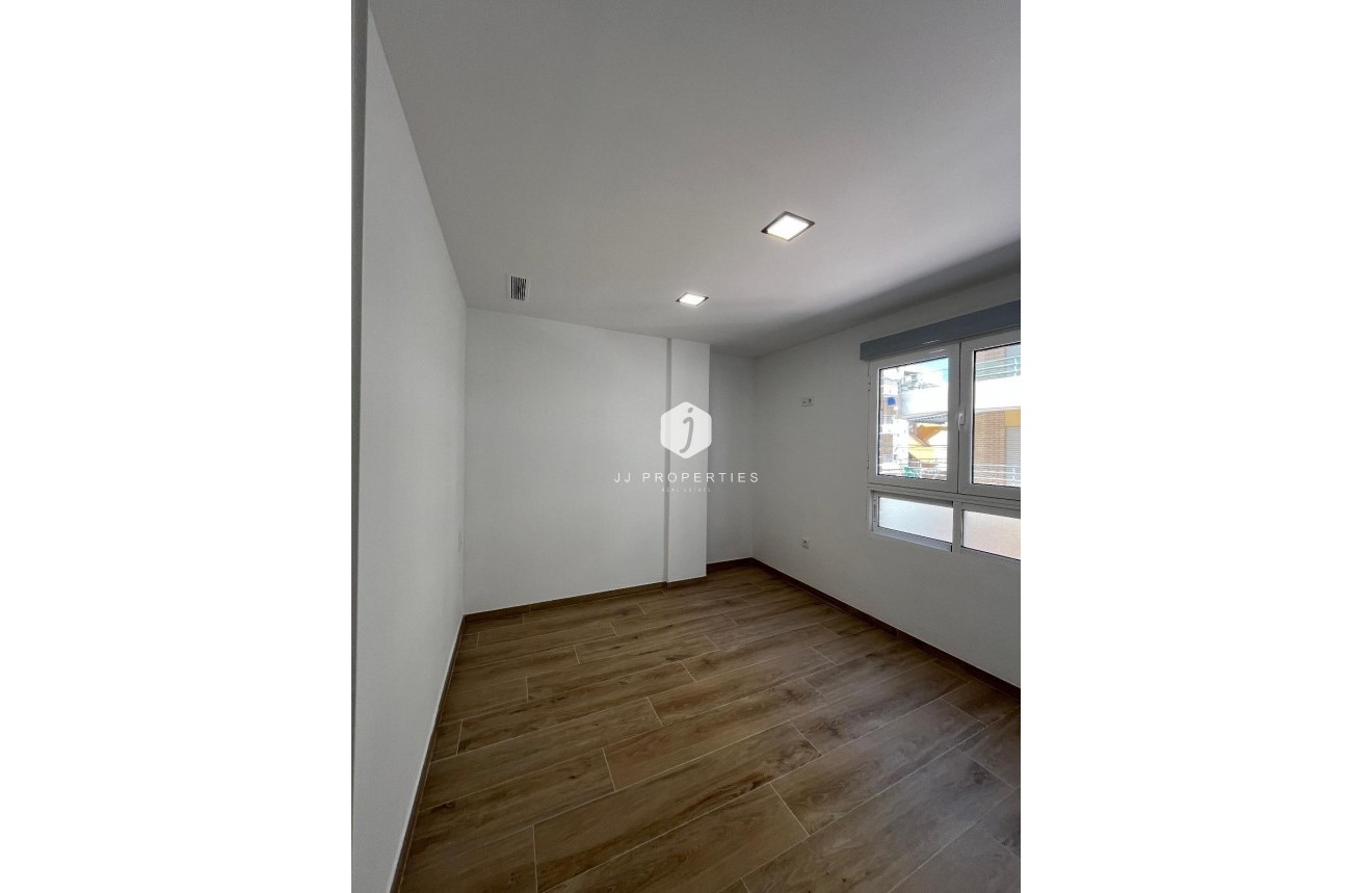 Tweedehands - Appartement / flat -
Torrevieja - La Mata