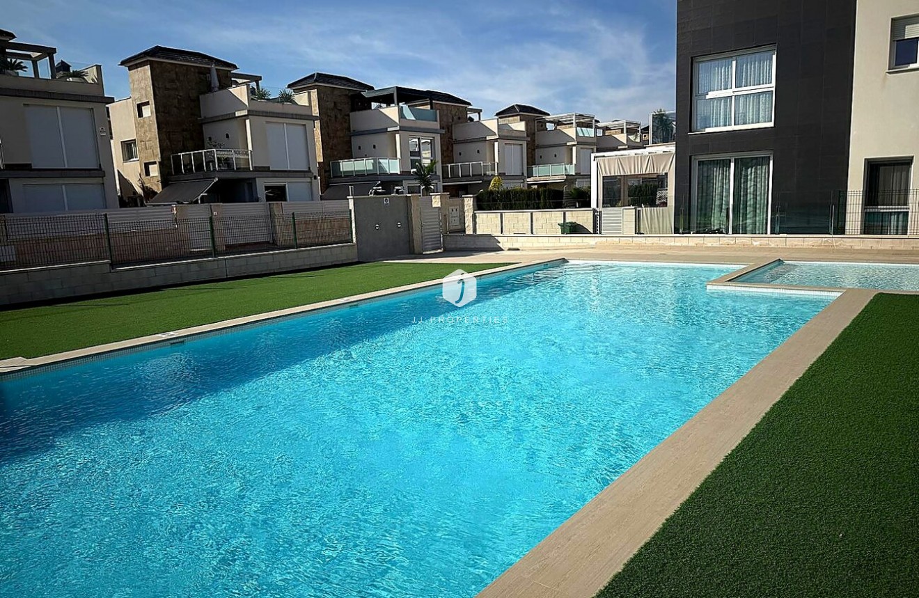 Resale - Apartment / flat -
Torrevieja - Torreta Florida