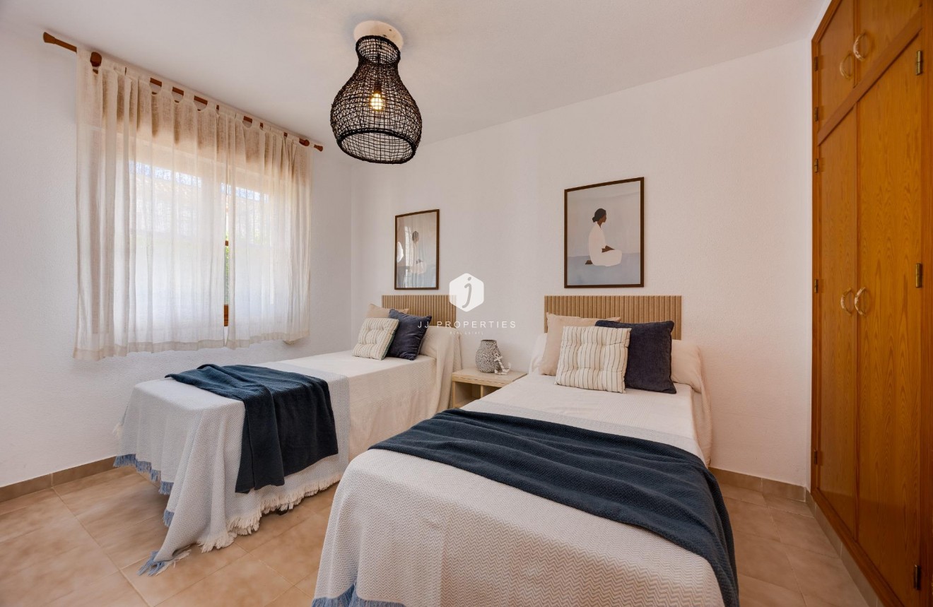 Z drugiej ręki - Bungalow -
Torrevieja - Los Balcones
