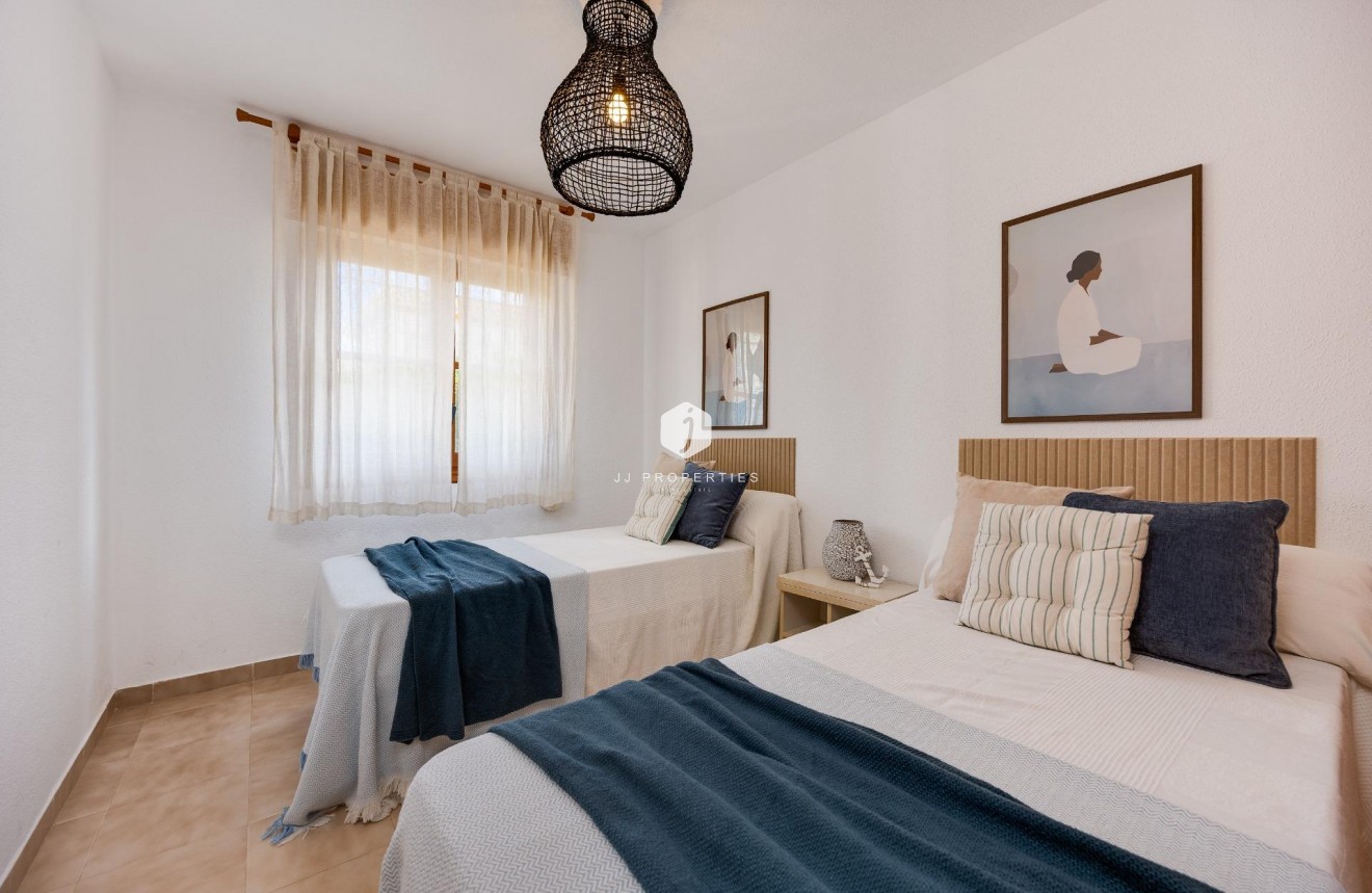 Z drugiej ręki - Bungalow -
Torrevieja - Los Balcones
