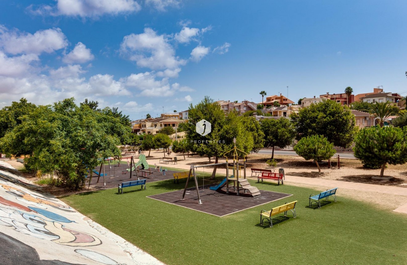 Z drugiej ręki - Bungalow -
Torrevieja - Los Balcones
