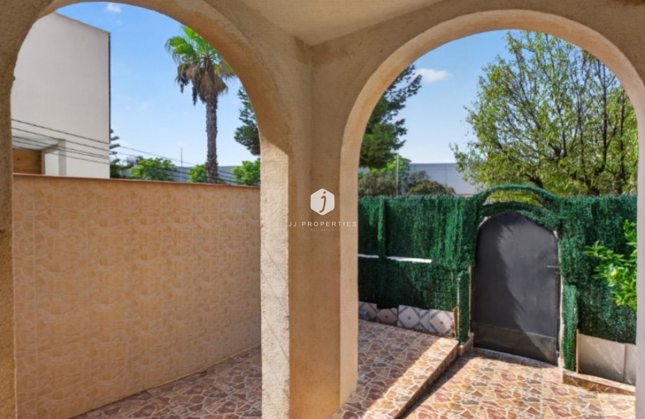 Resale - Chalet -
Torrevieja - Costa Blanca