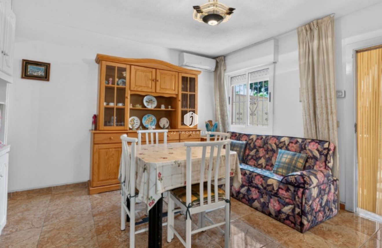 Resale - Chalet -
Torrevieja - Costa Blanca