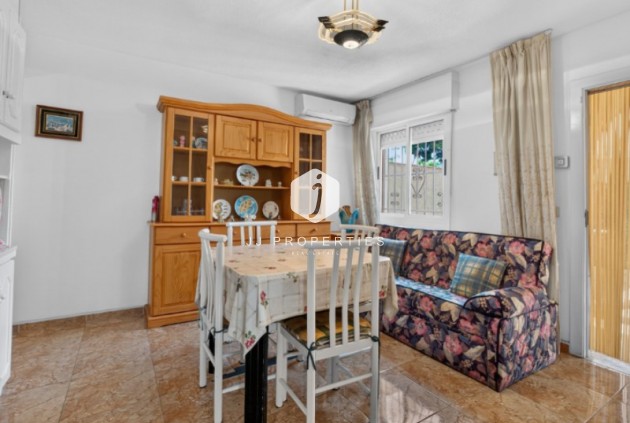 Resale - Chalet -
Torrevieja - Costa Blanca