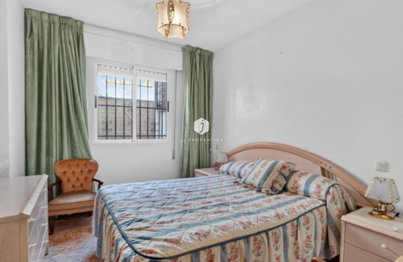 Resale - Chalet -
Torrevieja - Costa Blanca