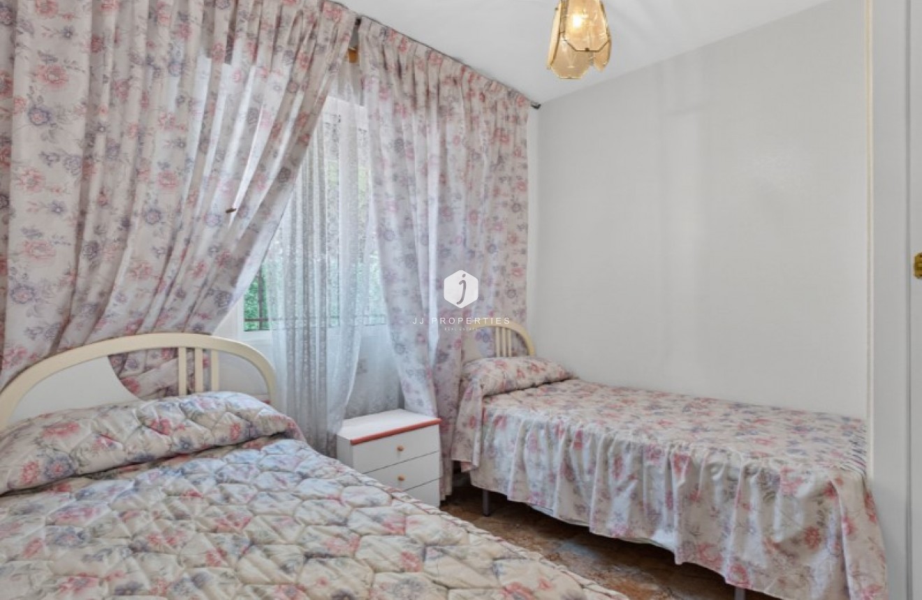Resale - Chalet -
Torrevieja - Costa Blanca