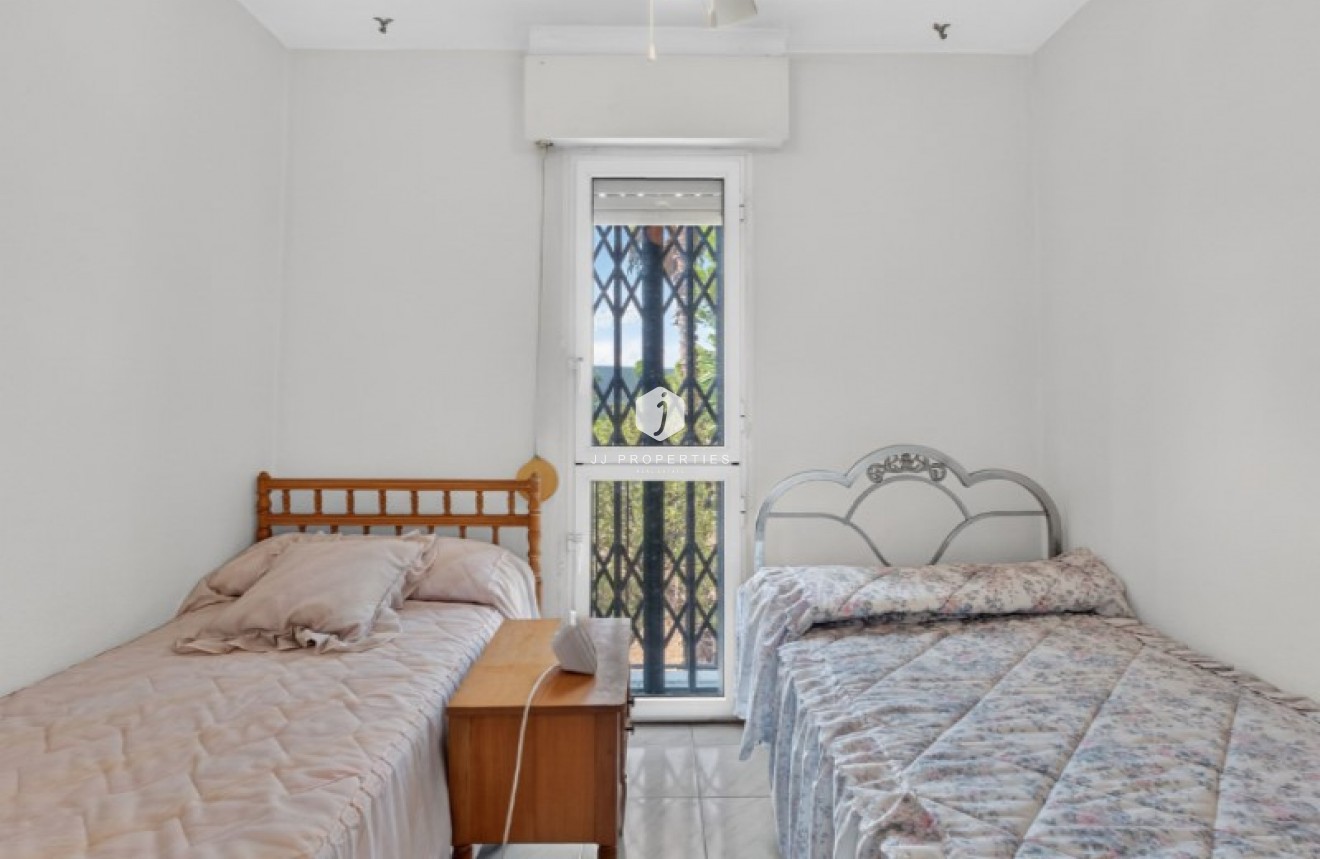 Resale - Chalet -
Torrevieja - Costa Blanca