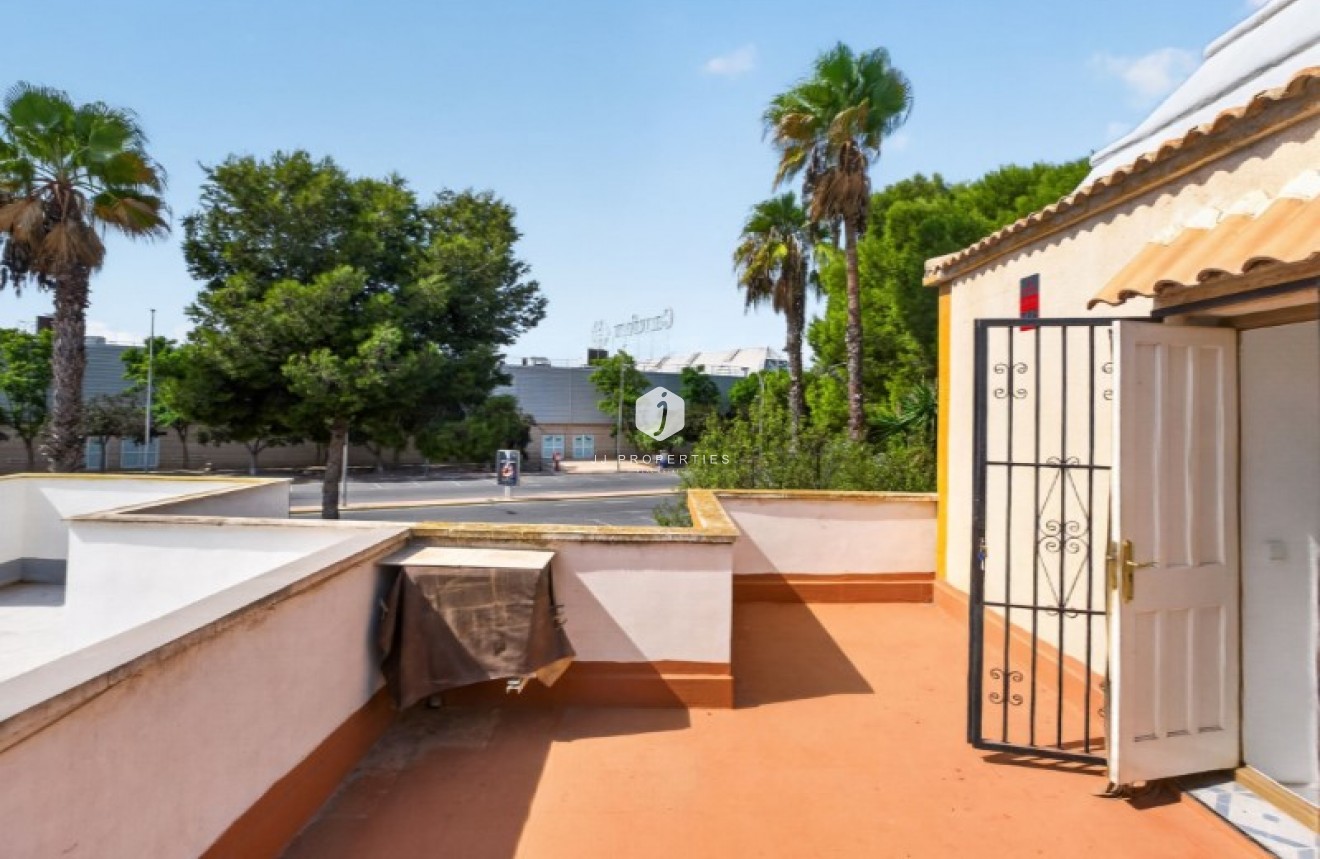 Resale - Chalet -
Torrevieja - Costa Blanca