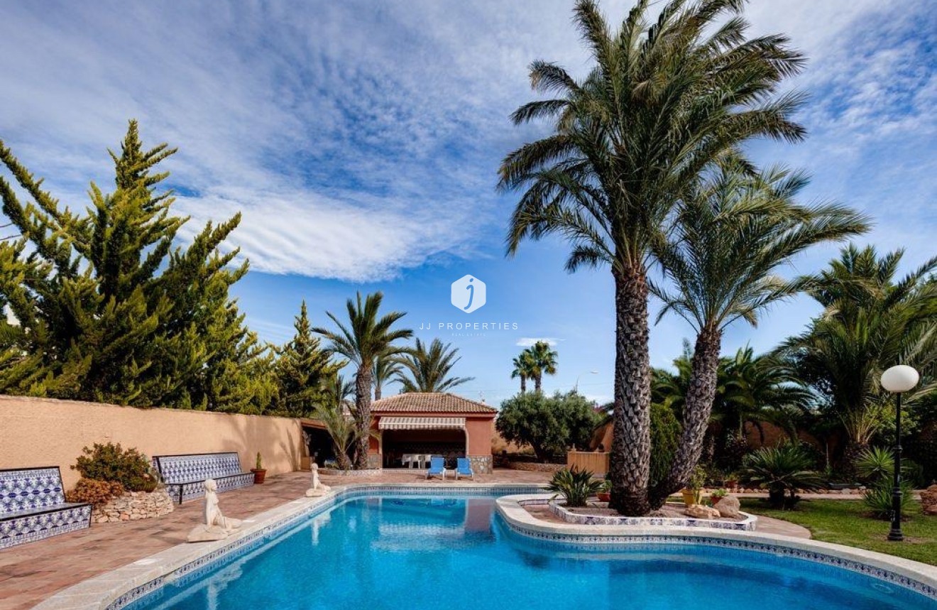 Resale - Villa -
Torrevieja - El chaparral