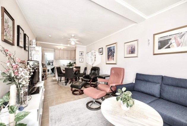 Resale - Chalet -
Torrevieja - Costa Blanca